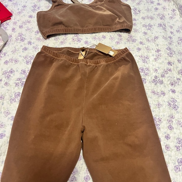 SKIMS Outdoor Leggings Camel Womens Medium and bralette size L - Picture 4 of 7